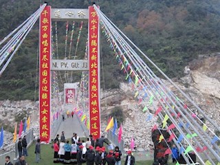 見證一條溜索變成一座大橋的奇跡
